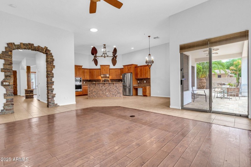 20131 E Calle de Flores-12