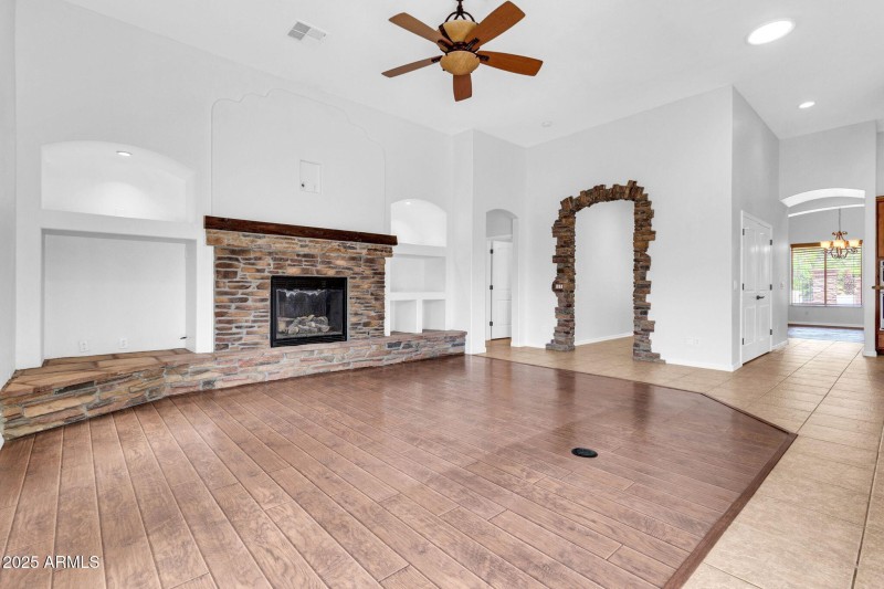 20131 E Calle de Flores-13