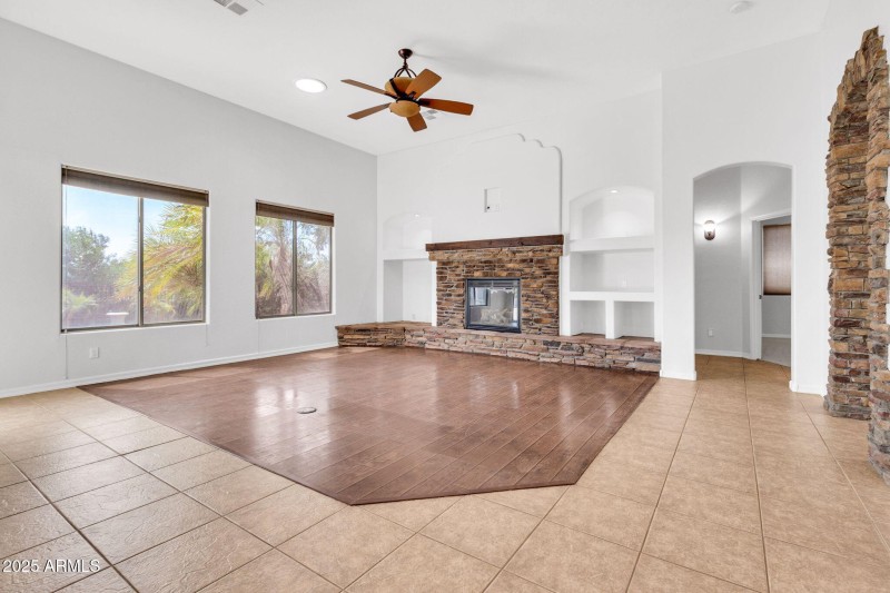 20131 E Calle de Flores-14