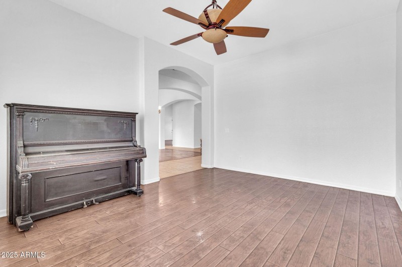 20131 E Calle de Flores-18