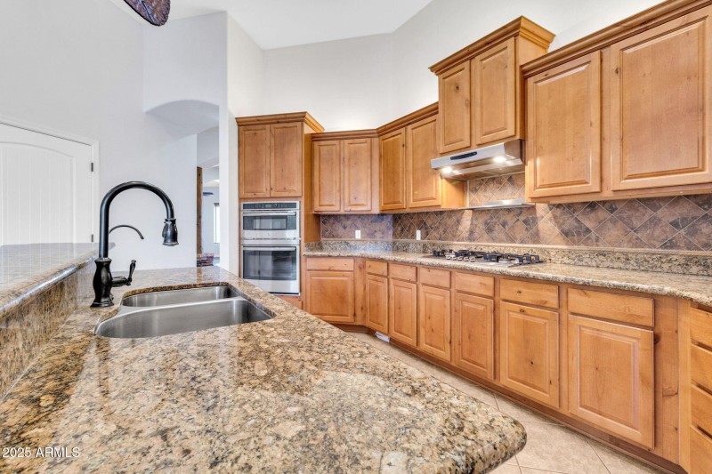 20131 E Calle de Flores-27