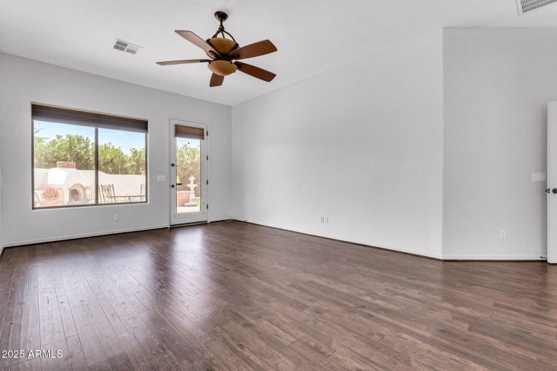 20131 E Calle de Flores-36