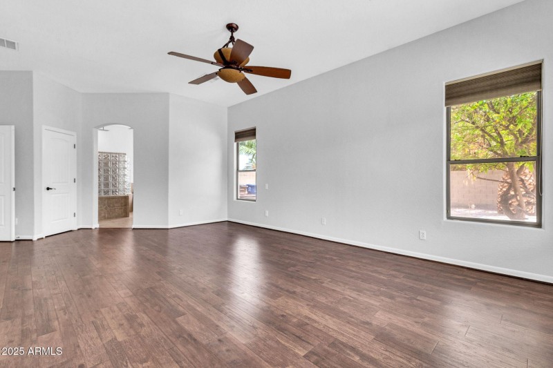 20131 E Calle de Flores-38