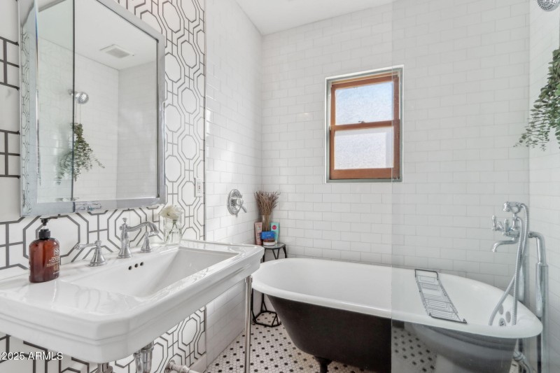 25-web-or-mls-E Weldon Ave-023