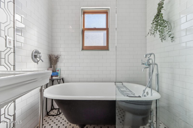 30-web-or-mls-E Weldon Ave-028