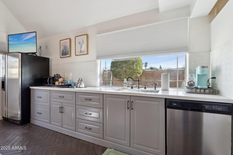 32-web-or-mls-E Weldon Ave-006