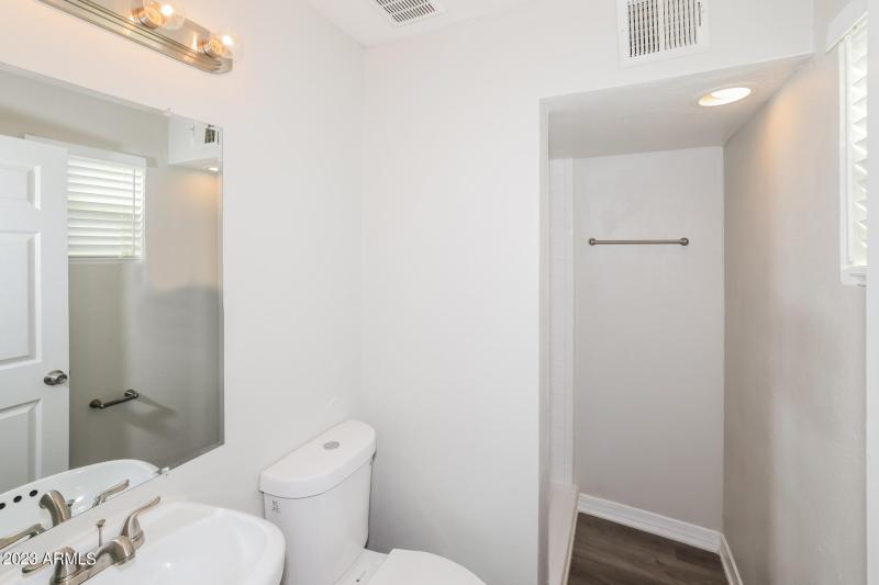 025-photo-primary-bathroom-12308971