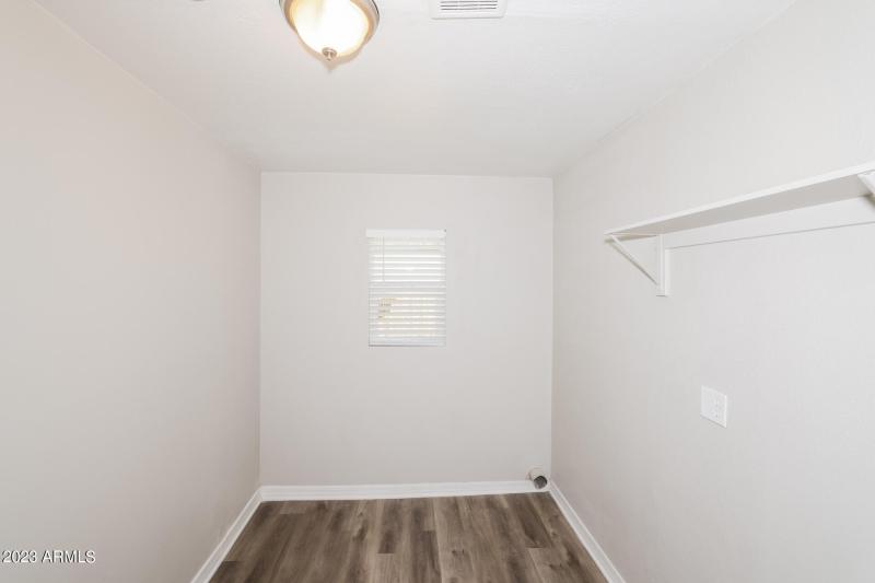 026-photo-walk-in-closet-12308982