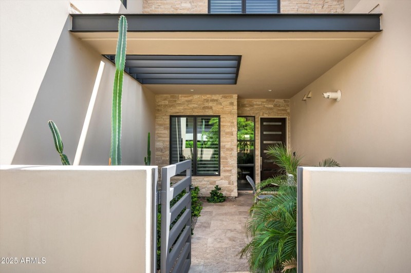 006_Exterior Front Courtyard