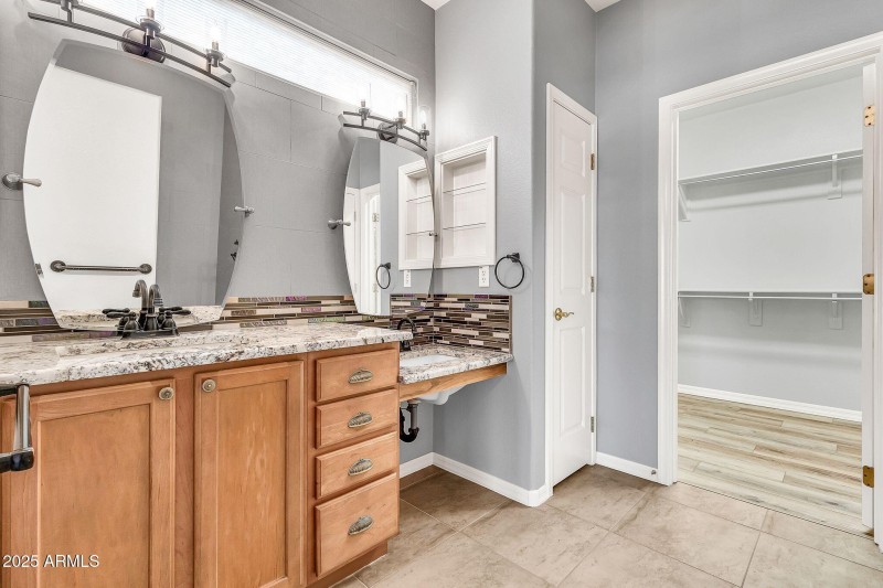 Beautiful Mirrors/Lower sink