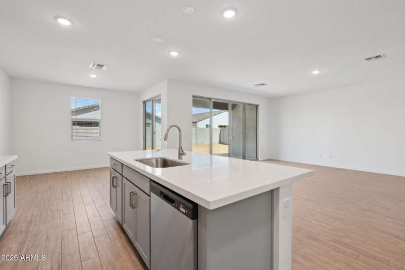 10-web-or-mls-W Brown St-S2708-010