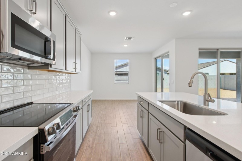 11-web-or-mls-W Brown St-S2708-011