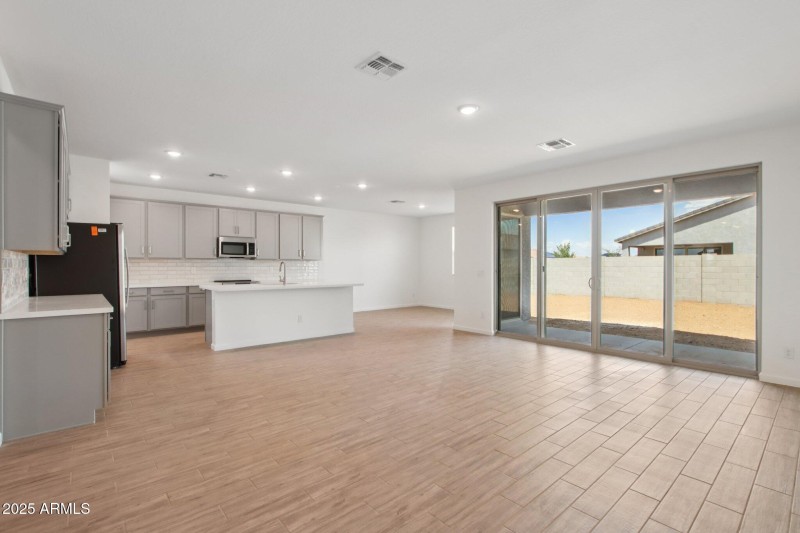 15-web-or-mls-W Brown St-S2708-015