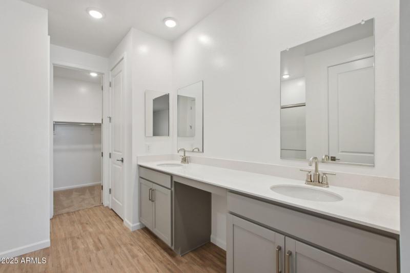 34-web-or-mls-W Brown St-S2708-034