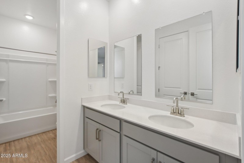 39-web-or-mls-W Brown St-S2708-039