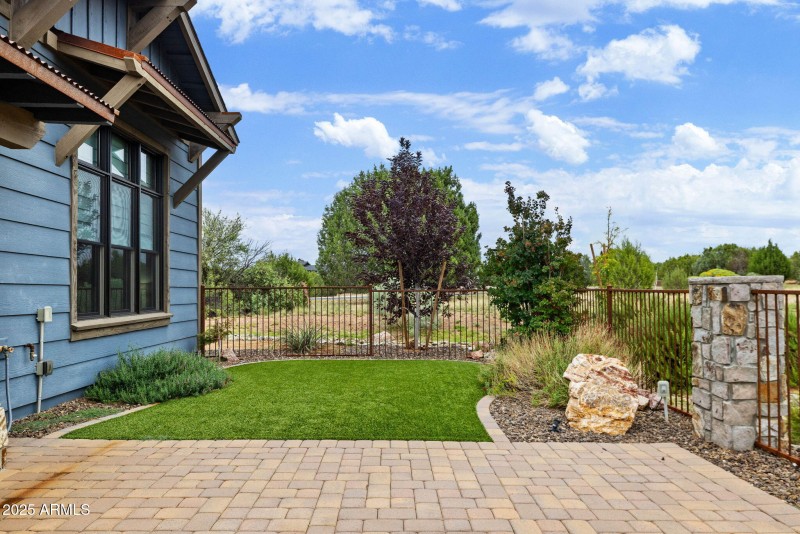 38-Front Patio to Yard