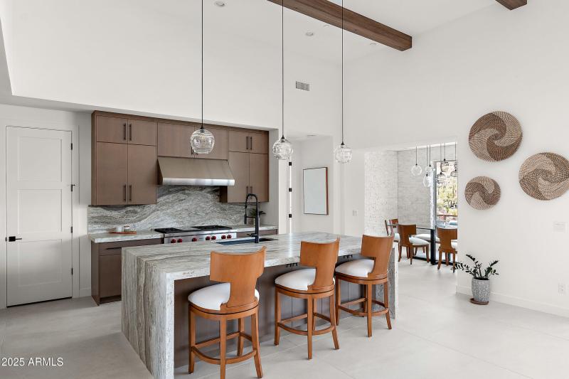 Large kitchen w/island