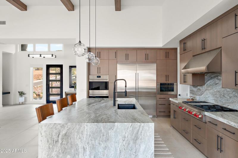 Expansive cabinets in Kitchen