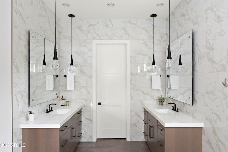 Primary bath - split sinks