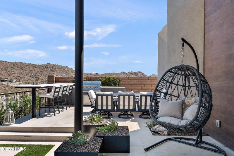 Expansive deck w/bbq and dining area