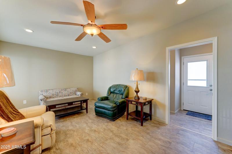 Spacious Arizona room