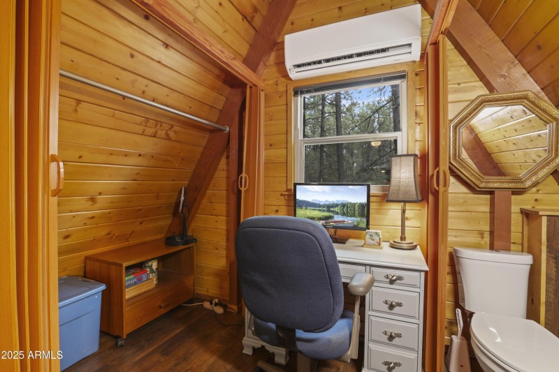 Nice 2nd Bdrm Closet & Desk Area