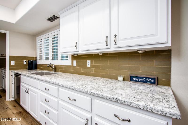 Kitchen w/new quartz counters