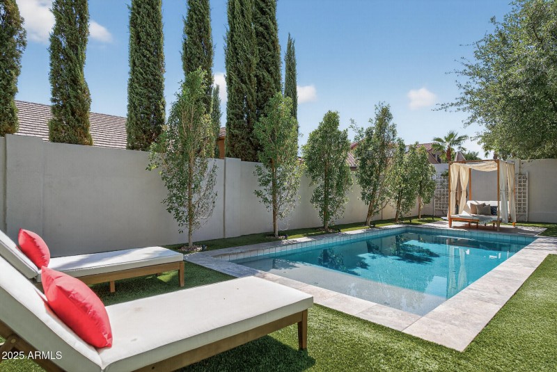 87_28803_N_68th_Dr87_mls