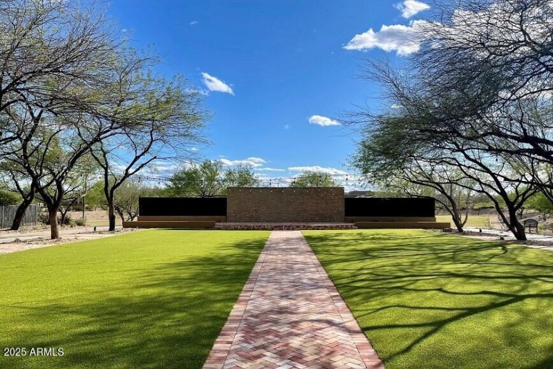 32002_ClubhouseBacklawn