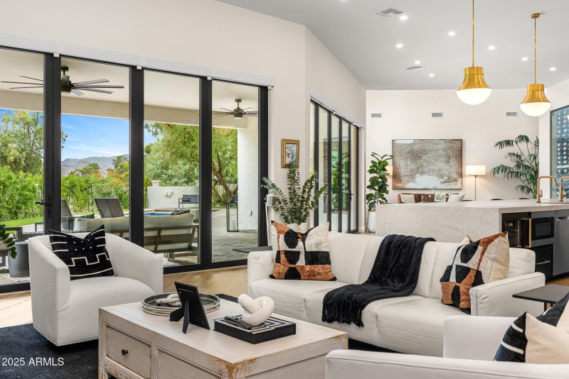 21family room2