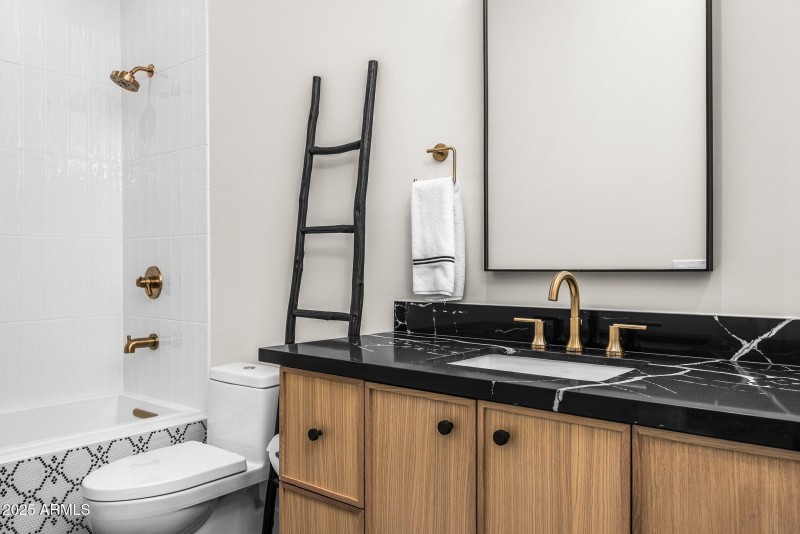 37guest bathroom2