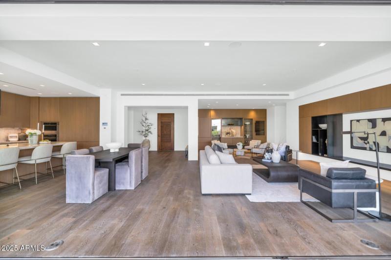 6587 N Palmeraie Blvd-large-004-022-6587