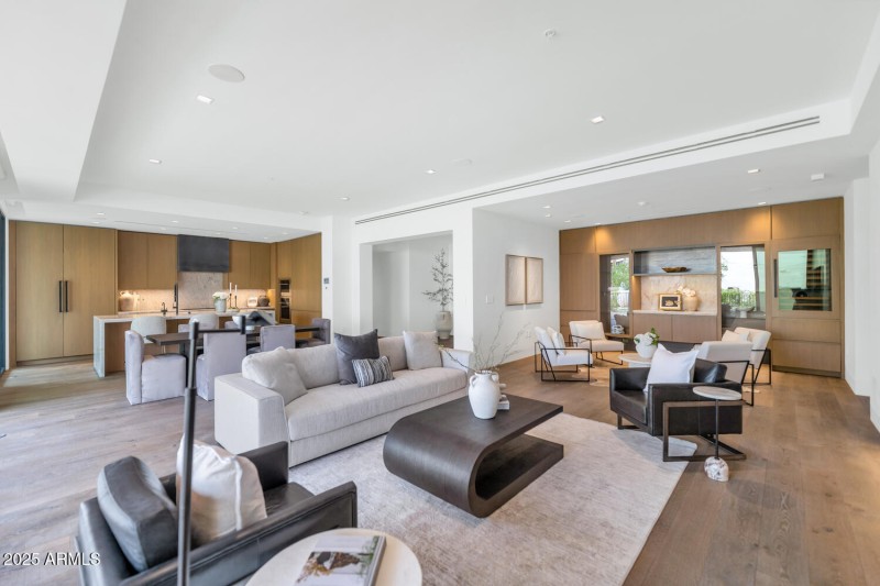 6587 N Palmeraie Blvd-large-006-002-6587