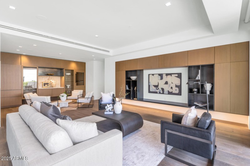 6587 N Palmeraie Blvd-large-007-030-6587