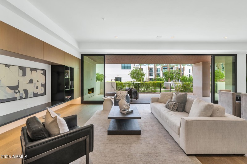 6587 N Palmeraie Blvd-large-010-040-6587