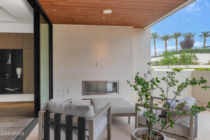 6587 N Palmeraie Blvd-large-011-007-6587