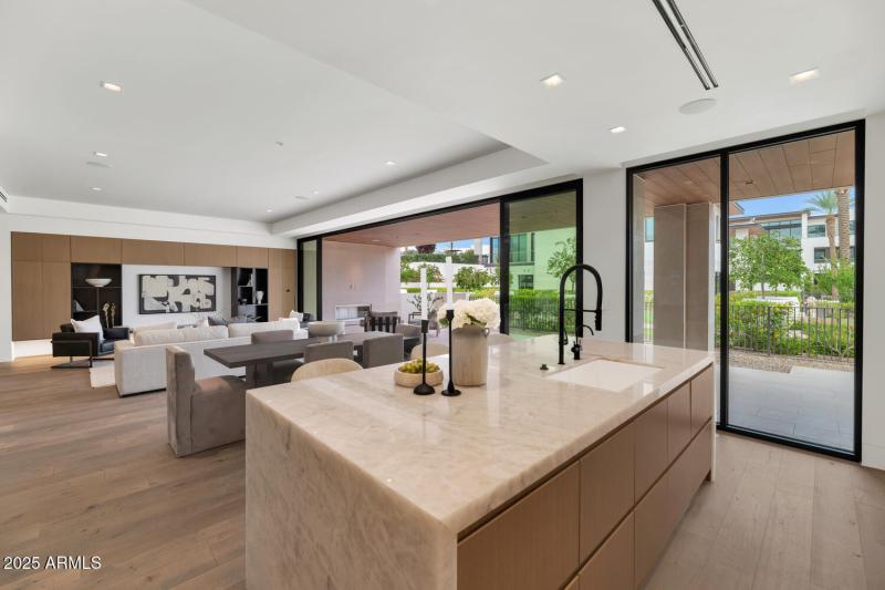 6587 N Palmeraie Blvd-large-015-009-6587