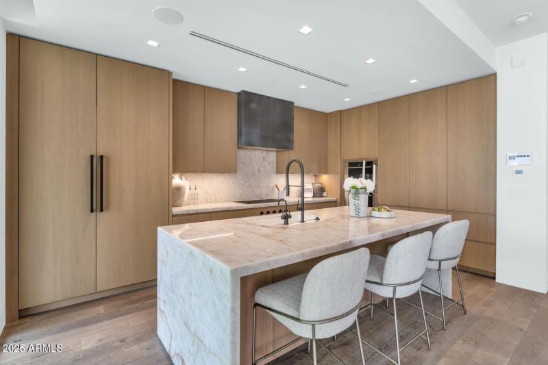 6587 N Palmeraie Blvd-large-017-024-6587