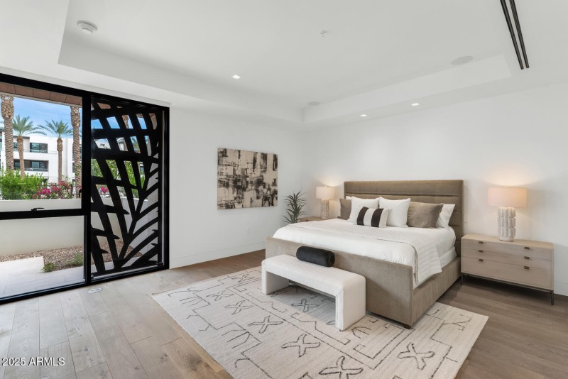 6587 N Palmeraie Blvd-large-022-038-6587