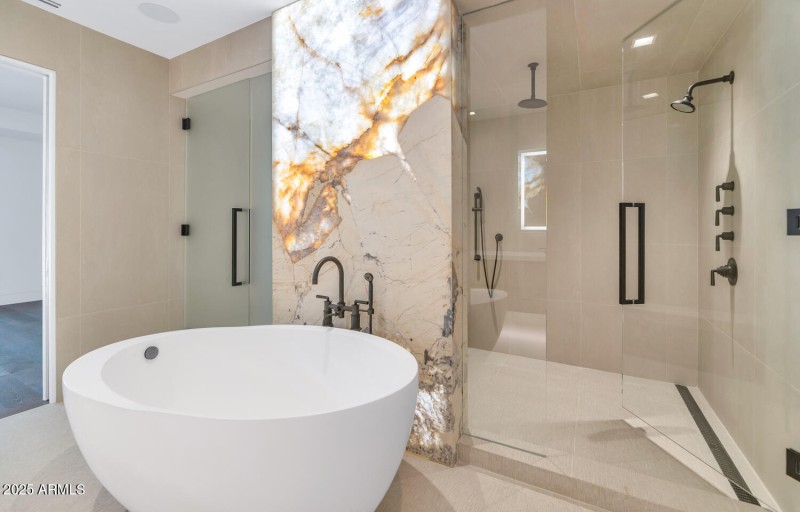 6587 N Palmeraie Blvd-large-026-042-6587