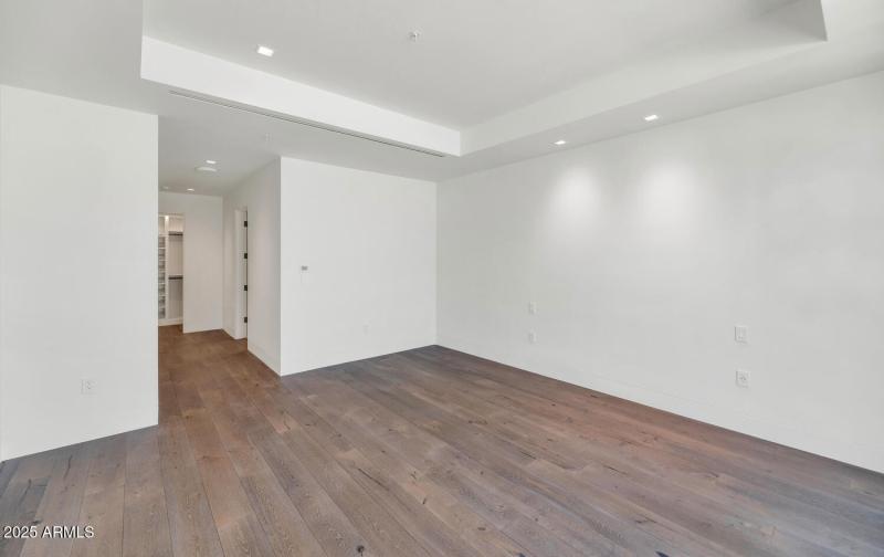 6587 N Palmeraie Blvd-large-029-041-6587