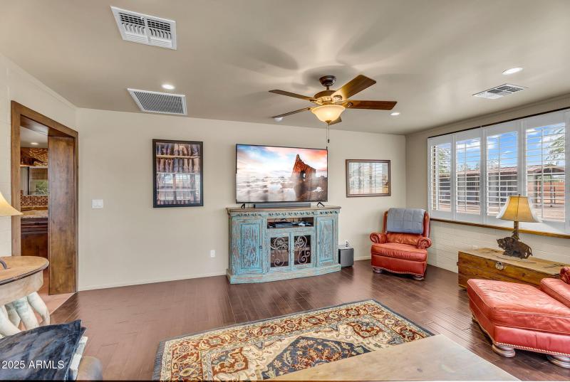 15-web-or-mls-7th Ave-15