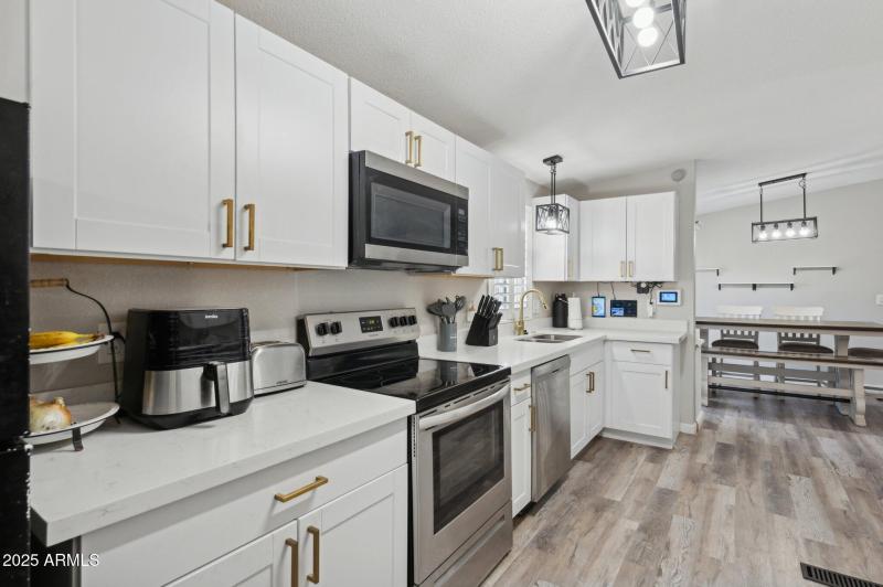 14-web-or-mls-9640-e-escondido-ave