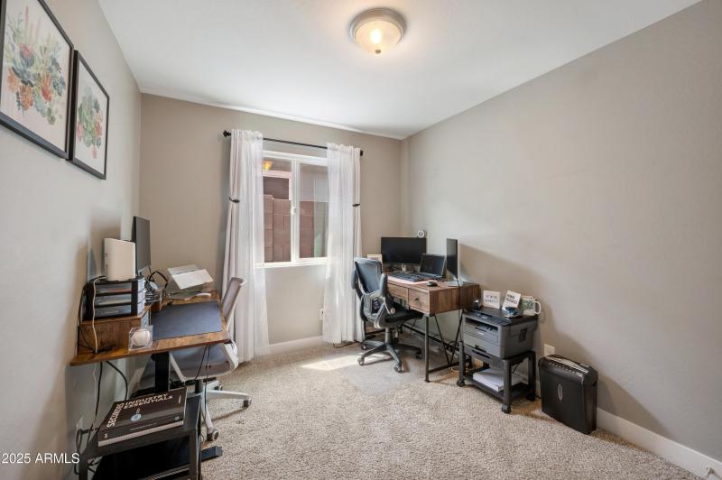 Sunny & Bright Office