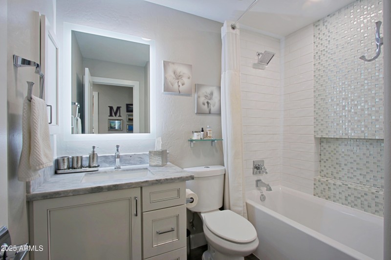 4th Bath with Mirror Light