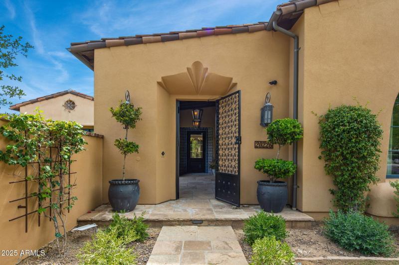 5-web-or-mls-Front Court Yard Entry