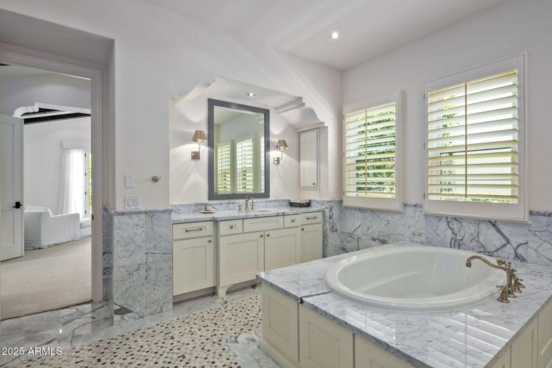 24-web-or-mls-Primary Bath & Vanities