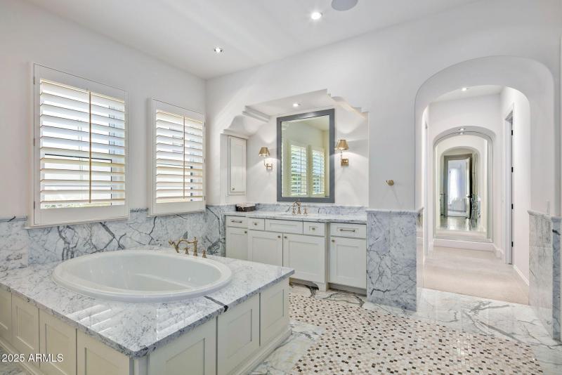 25-web-or-mls-Primary Bath Details