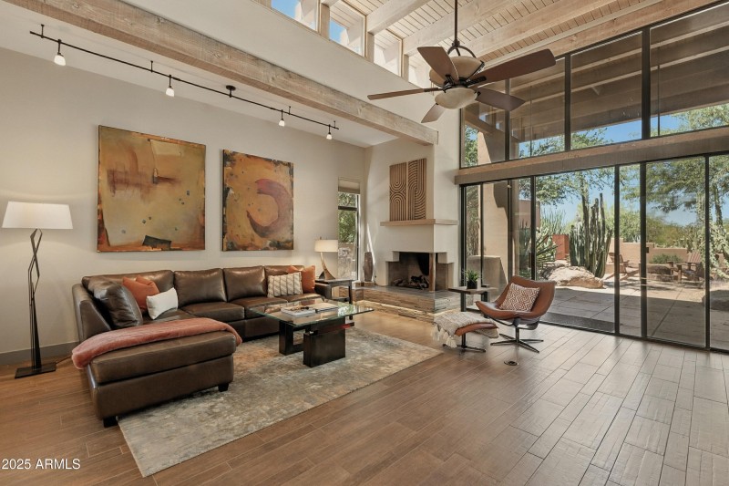 GREATROOM WITH GAS FIREPLACE