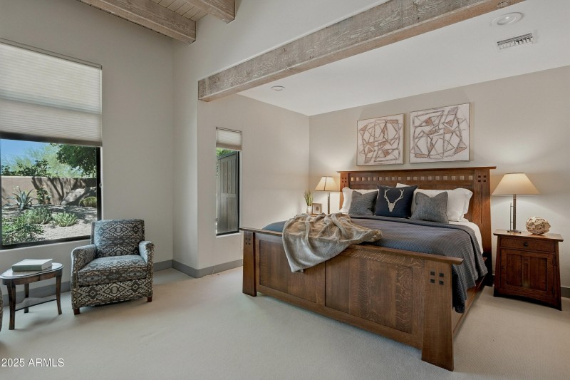 LARGE PRIMARY SUITE!